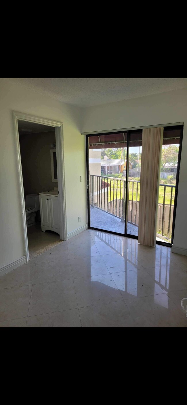 Foto del edificio - 3915 Village Dr