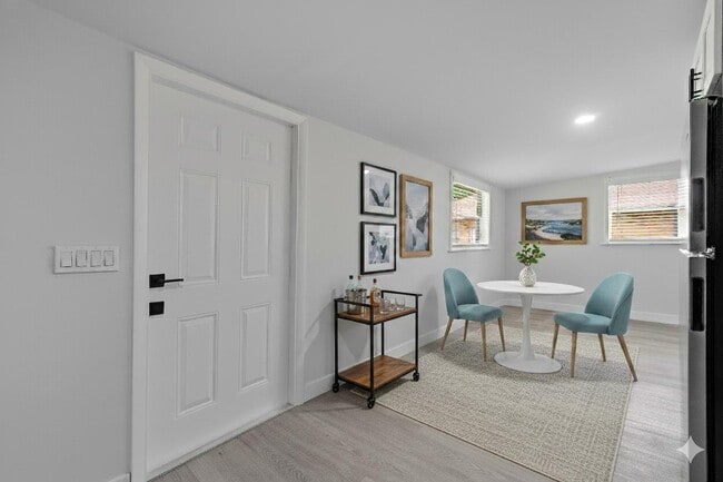 Building Photo - 137 SW 9th Ave