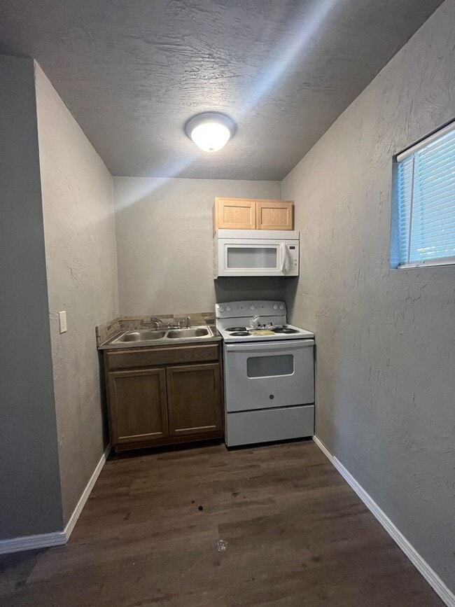 Foto del edificio - Cozy 1 Bed / 1 Bath Rear Home with Private Fenced Yard – Tulsa