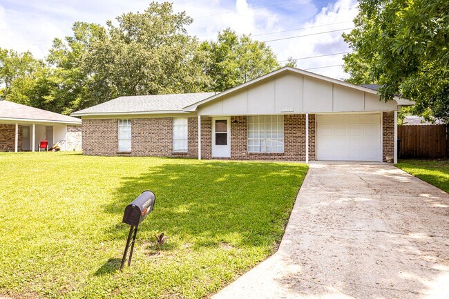 Building Photo - 3 Bedroom 2 Bath For Rent In Ocean Springs!!