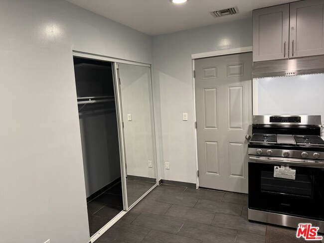 Foto del edificio - 15746 Magnolia Blvd