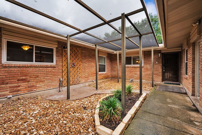 Foto del edificio - Charming 3-Bedroom Home in Prime Location!