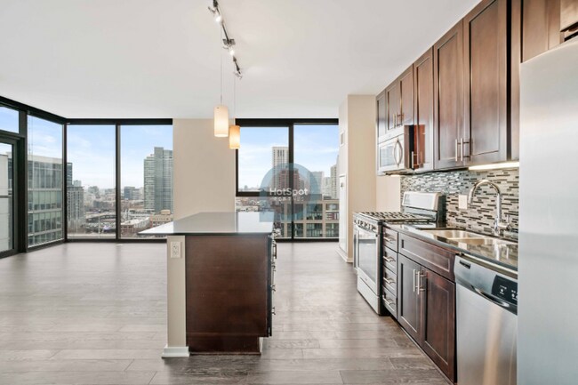Building Photo - 140 N Desplaines St