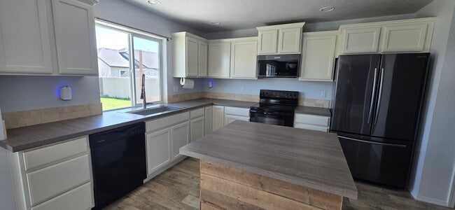 Building Photo - Stunningly Upgraded 4-Bedroom Home in Prime Kuna Location
