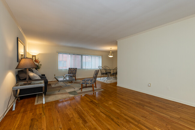 Foto del edificio - Uptown Shaker- Spacious 2 Bedroom Units