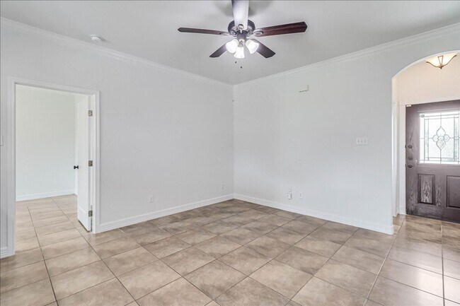 Building Photo - 2533 Lorine Dr