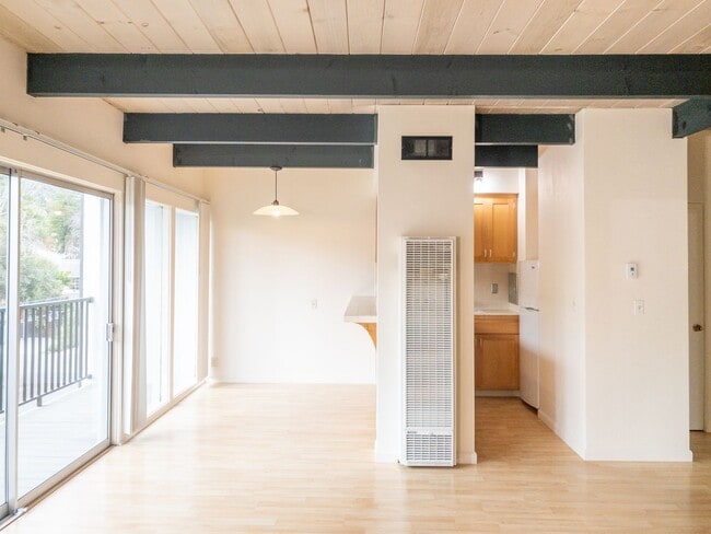 Building Photo - Tranquil Top Floor 1BR/1BA Unit! Large Private Balcony! Tam Valley! Parking! Laundry! Storage! PR...