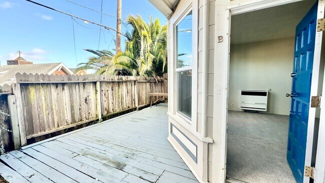 Foto del edificio - Sweet ground floor 1 Bedroom with a Sunny Wrap Around Deck and In-Unit Washer & Dryer