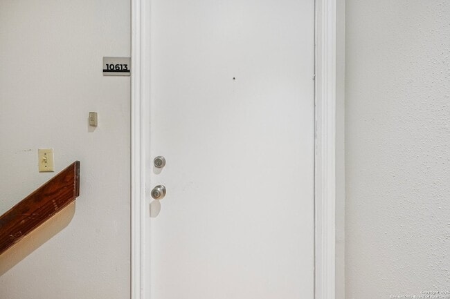 Foto del edificio - 10609 Starcrest Dr