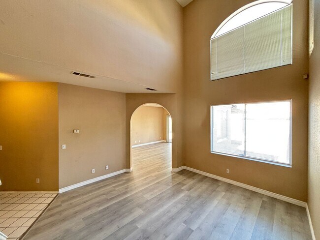 Building Photo - Beautiful 3Bed/2Bath/2Car residence located in Sunrise Manor / Winterwood area