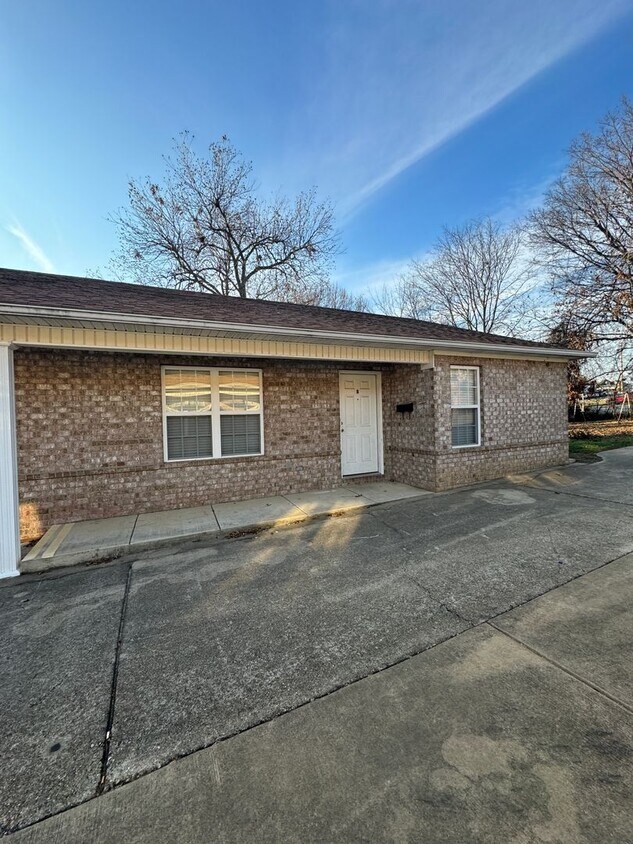 Primary Photo - 2 Bed / 2 Bath Downtown Move In Ready