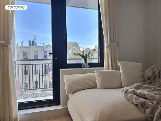 Foto del edificio - 738 Grand St