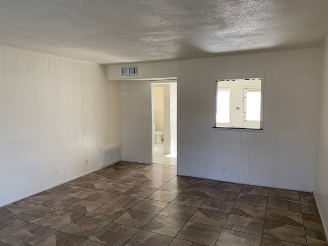 Building Photo - 2 Bedroom, 1.5 Bathroom Duplex Townhome fo...