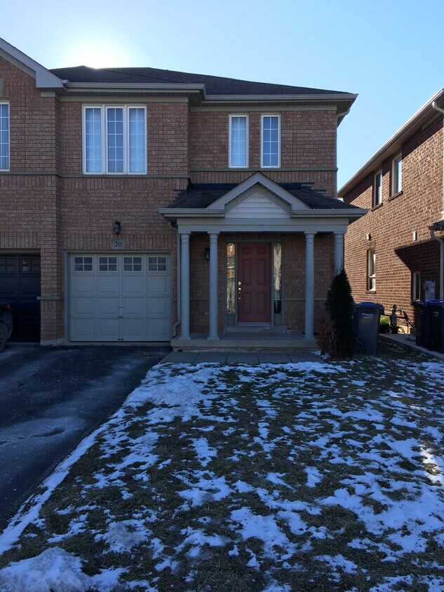Front look and garden - 20 Thornbush Blvd