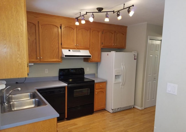 Building Photo - Briarwood Townhome close to NGIC and Hollymead Town Center!