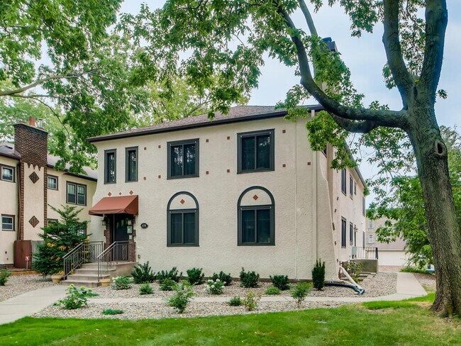 Building Photo - 670 Summit Ave