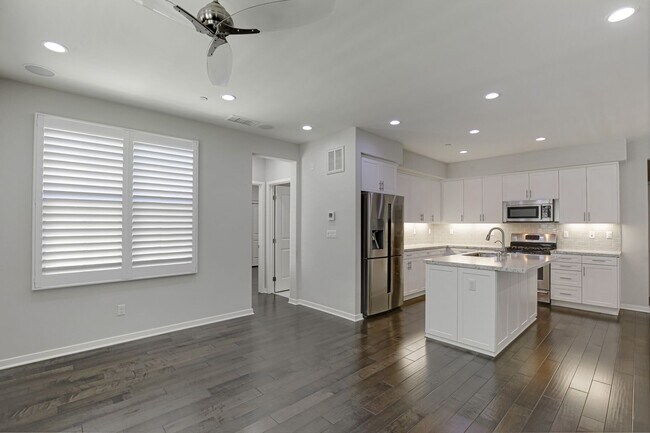 Foto del edificio - For Lease – 4 Bed / 3 Bath Townhome with 2-Car Garage