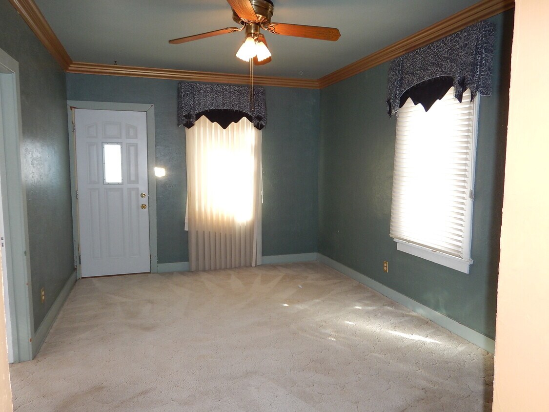 Foto principal - 317 E B St