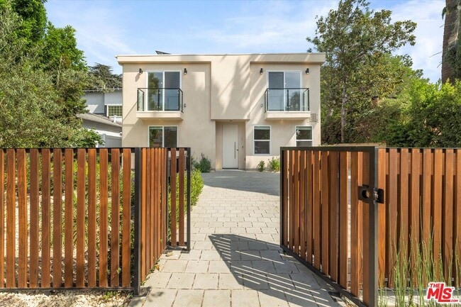 Building Photo - 11025 Blix St