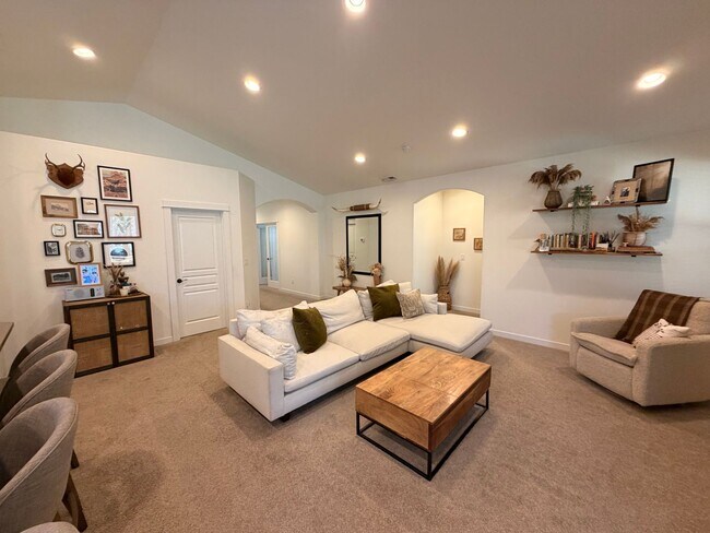 Foto del edificio - 3 Bed/2 Bath Single Level Home in Sisters! - Backs Up to Deschutes National Forest