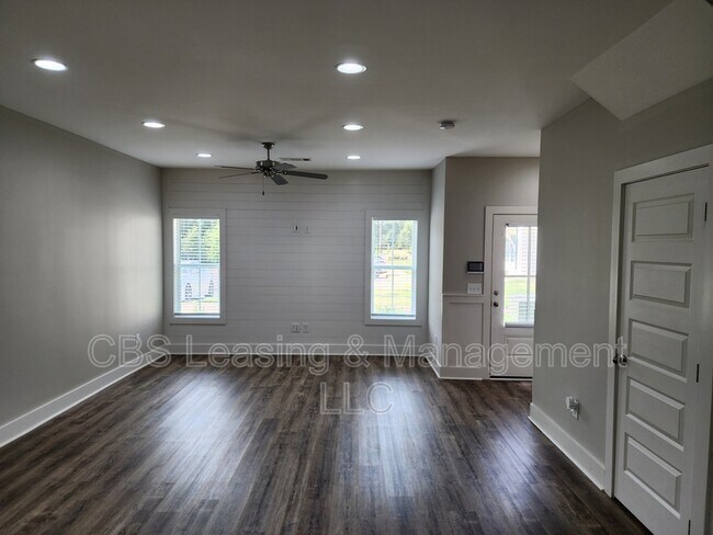 Building Photo - 630 Village Dr