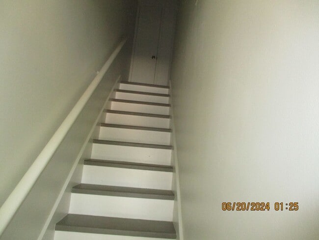 Building Photo - 2500 Redwood Ct