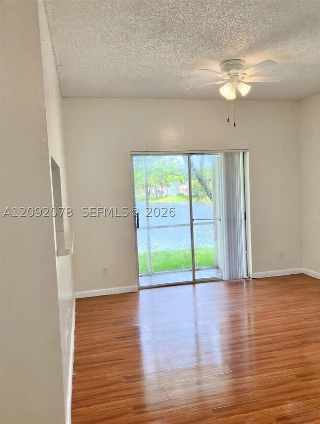 Foto del edificio - 631 Cypress Lake Blvd