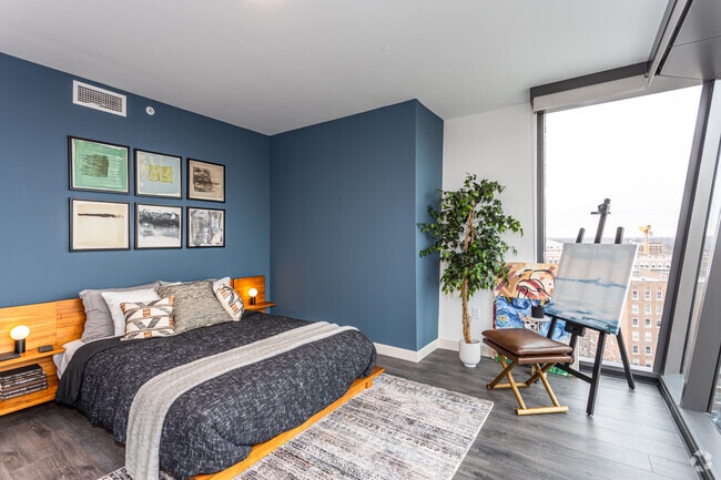 1BR, 1BA - 982 SF - One Hundred Above the Park