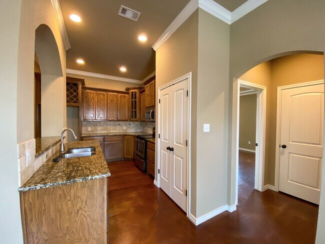 Building Photo - 4  Bedroom Single Famly Home Available Now!