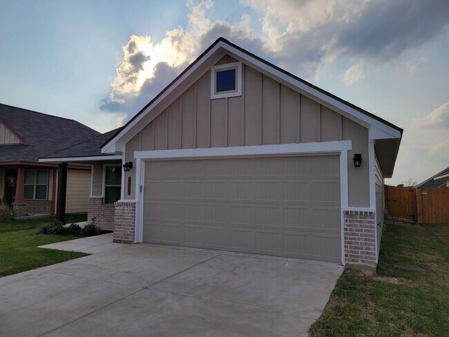 Foto del edificio - Brand New 3 bedroom / 2 bath home in Bonham Trace neighbor hood in North Bryan,