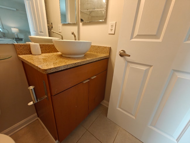 Building Photo - 521 N Graham St