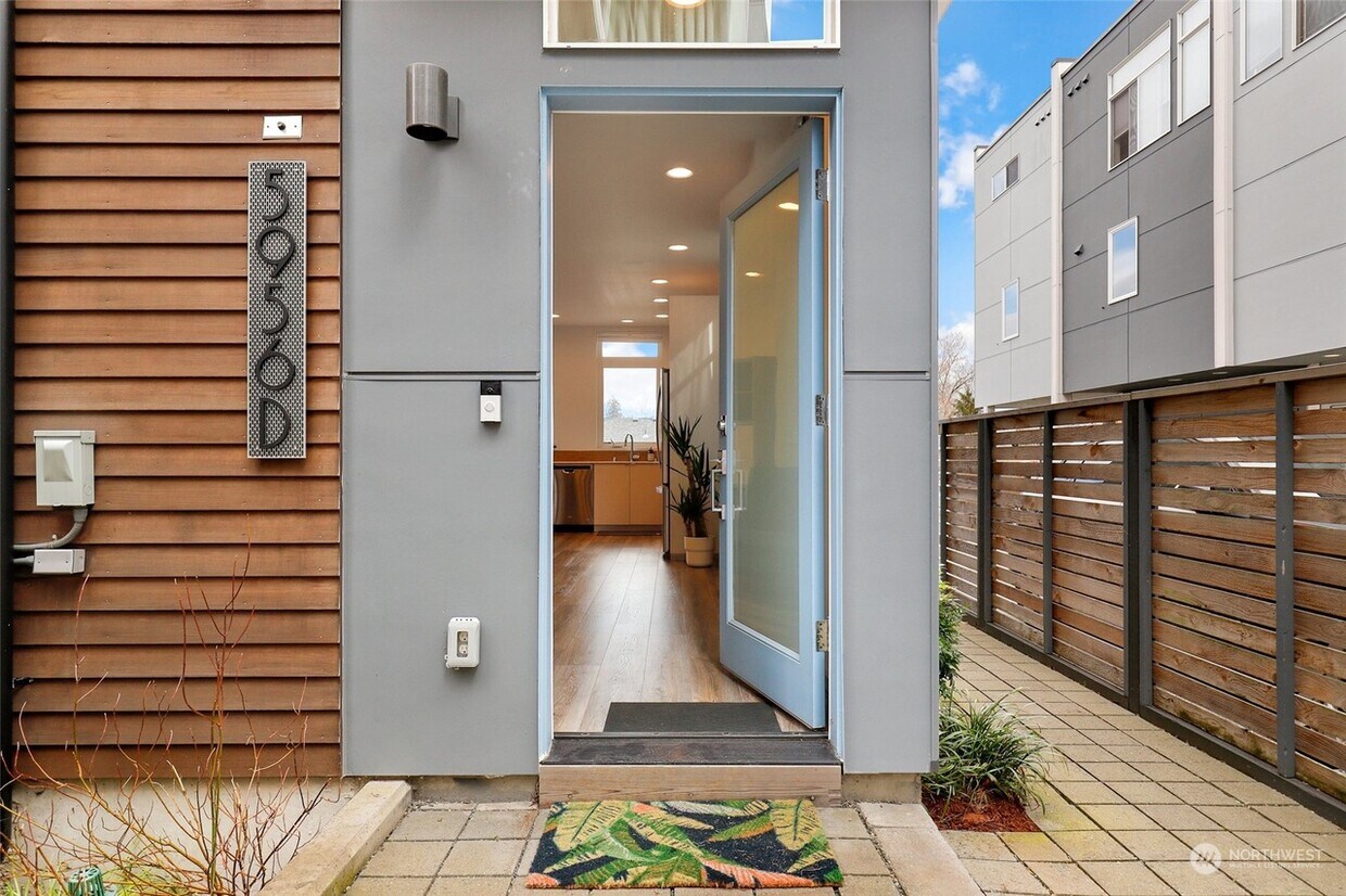 Foto principal - 5956D 36th Ave S