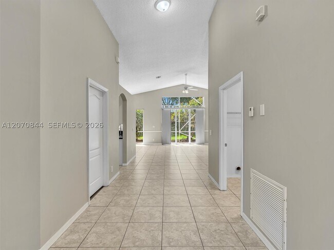 Foto del edificio - 6271 SW 195th Ave