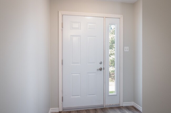 Photo du bâtiment - SPACIOUS THREE BEDROOM TOWNHOME IN POND MILLS AREA