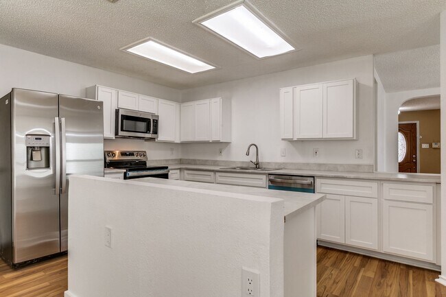 Foto del edificio - SPACIOUS 4-BEDROOM HOME IN PARKWOOD