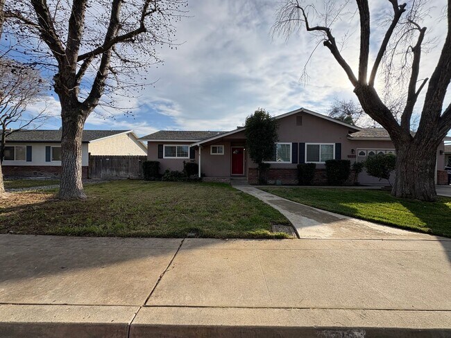 Building Photo - Delightful home located in southwest Visal...