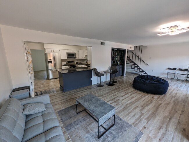 Building Photo - 9009 North Plz