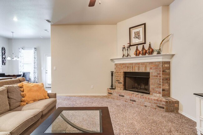 Foto del edificio - Quincy Park Beauty- Available Now