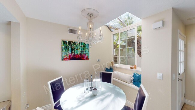 Foto del edificio - Beautiful 2 bed/2.5 bath Townhome in Costa Mesa