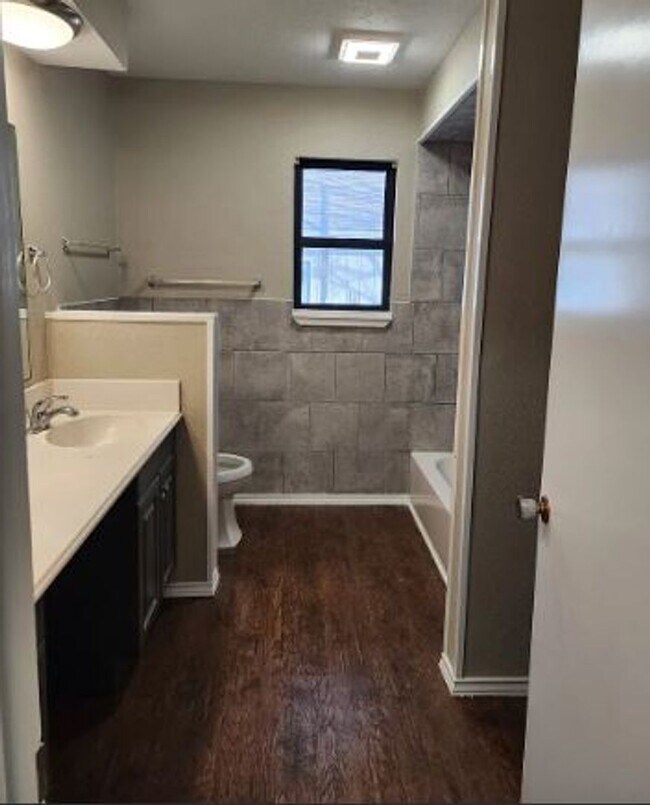 Building Photo - 465 W Marshall Dr