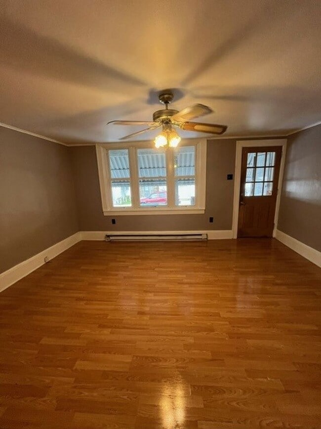 Building Photo - 4 Bedroom 1 Bath