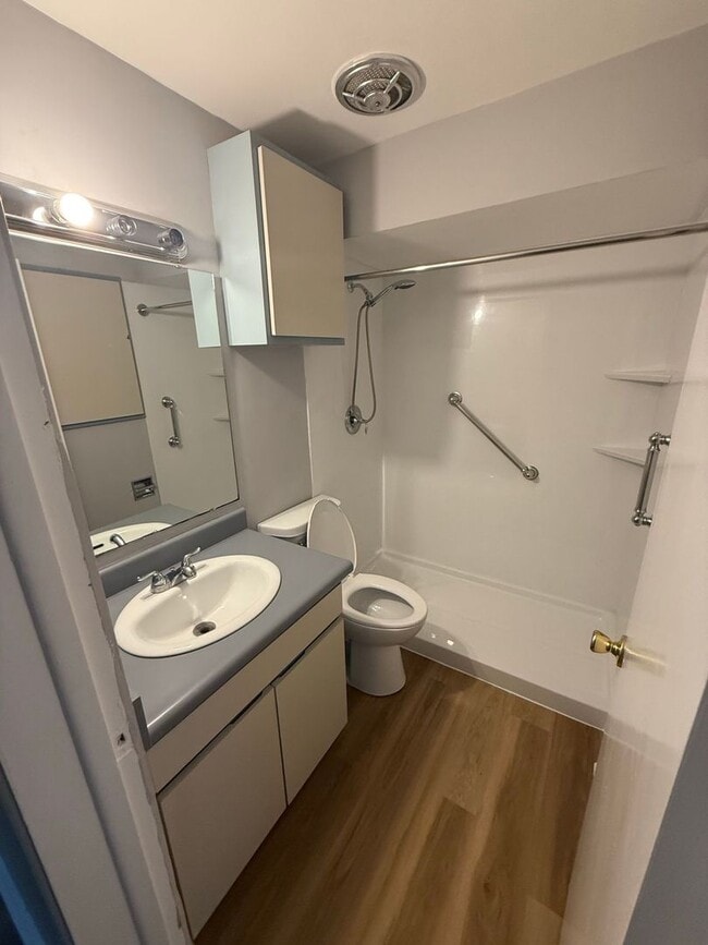 Building Photo - 3 Bedroom Single Family