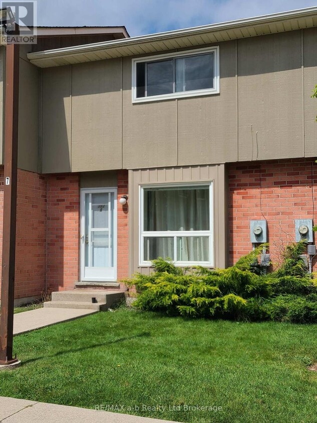 Primary Photo - 392-392 Springbank Ave
