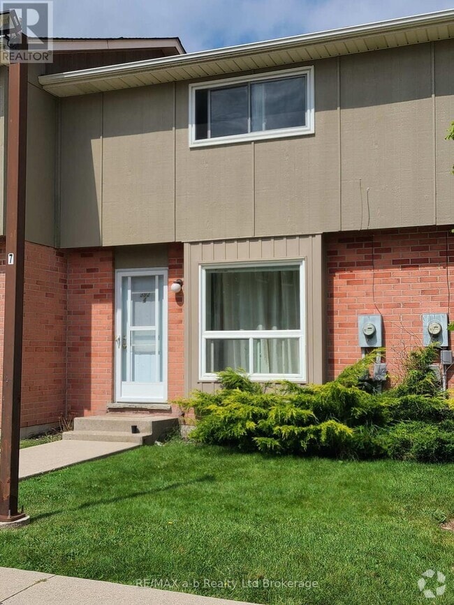 Building Photo - 392-392 Springbank Ave