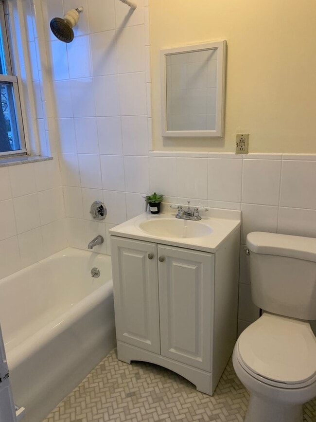 Building Photo - 2BR 1Bth unit. Heat/Hot Water included. Great location!