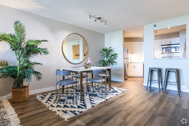 1BR, 1BA - 961SF - Dining Room - Eugenie Terrace on the Park