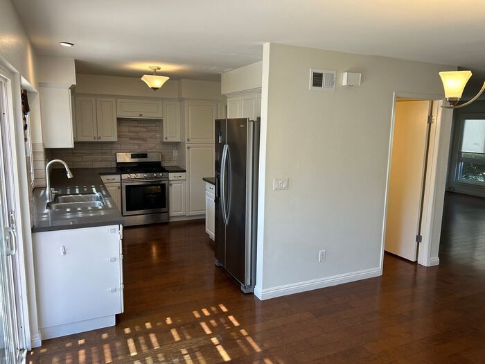 Foto principal - FANTASTIC 3BD TOWNHOUSE FOR LEASE!