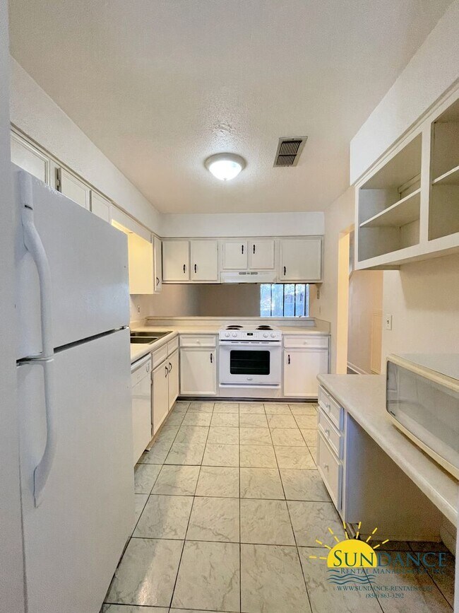 Building Photo - Great Centrally Located 2 Bedroom Townhous...
