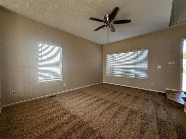Foto del edificio - Large 2-story home with 3 bedrooms up plus loft!  Finished basement!