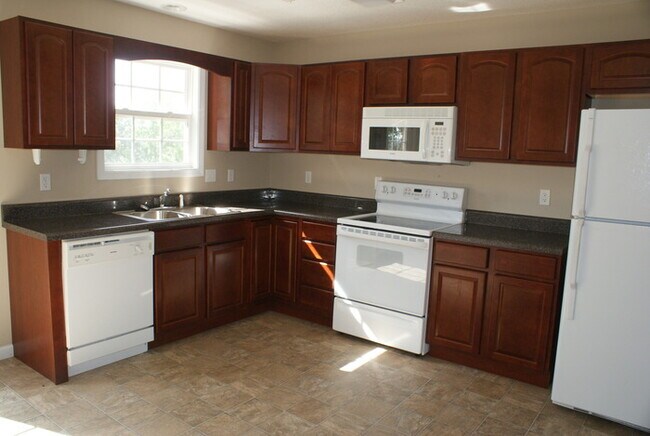 Building Photo - Great Home in Convenient Halls Location